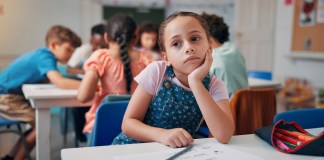 Diagnosticar las señales de TDAH tempranas puede hacerse sin prejuicios. Foto: PeopleImages / Shutterstock.