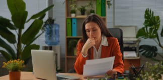 ¿Existe un orden para la administración de los documentos en su empresa? Foto: KinoMasterskaya / Shutterstock.