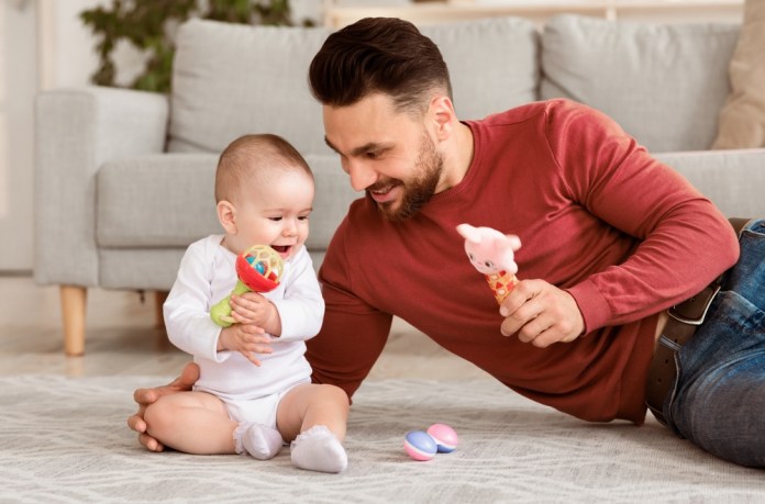 El olor del padre también influye en la sincronía cerebral del bebé, afirma el estudio. Foto: Prostock studio / Shutterstock.