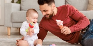 El olor del padre también influye en la sincronía cerebral del bebé, afirma el estudio. Foto: Prostock studio / Shutterstock.