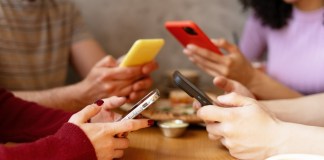 Cada tecnología tiene características que puede enganchar a las personas. Foto: AYO Production / Shutterstock.