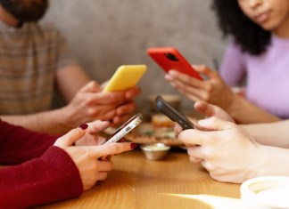 Cada tecnología tiene características que puede enganchar a las personas. Foto: AYO Production / Shutterstock.