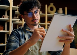 Alianza Francesa llevará a cabo un taller de dibujo gratuito este 21 y 23 de julio El taller de dibujo permitirá observar a un artista nacional en acción. Foto: MAYA LAB / Shutterstock.