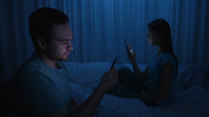 tecnología, celular, teléfono La tecnología puede ser adictiva. Foto: KinoMasterskaya / Shutterstock.