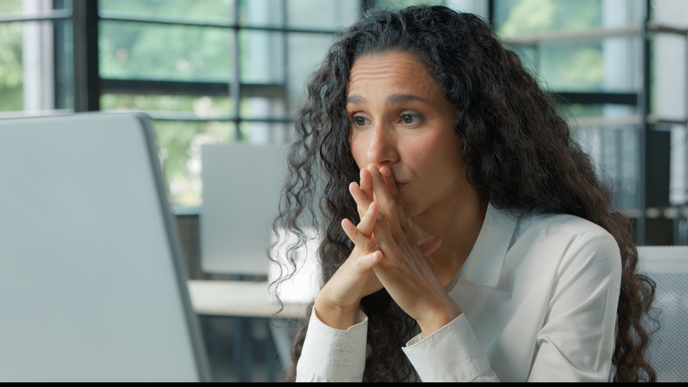 La creación de varias versiones de los archivos puede generar confusión y pérdida de productividad en las pymes. Foto: MAYA LAB / Shutterstock.
