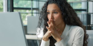 «¿Cuál es la versión correcta del documento?» El problema silencioso de las pymes La creación de varias versiones de los archivos puede generar confusión y pérdida de productividad en las pymes. Foto: MAYA LAB / Shutterstock.