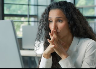 La creación de varias versiones de los archivos puede generar confusión y pérdida de productividad en las pymes. Foto: MAYA LAB / Shutterstock.