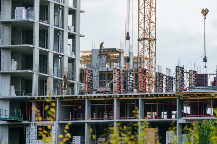 construcción, apartamentos Las constructoras han demostrado su ingenio al buscar diferenciadores en las construcciones de apartamentos. Foto: Elena Shishkina / Shutterstock.