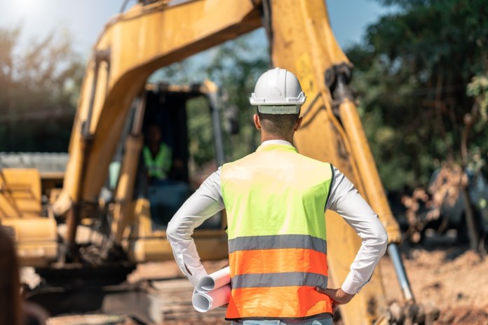 Construction,Worker,Operating,Excavator,Machinery,During,Industrial,Infrastructure,Development,And Perspectivas económicas de país son favorables en la medida que crezcan las inversiones públicas y privadas. Foto La Hora: Shutterstock