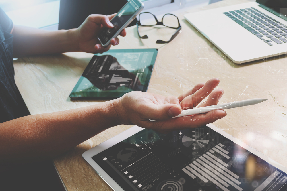 Centralizar la información en una empresa permite que los trabajadores accedan a una misma versión de un documento. Foto: Shutterstock/everything possible