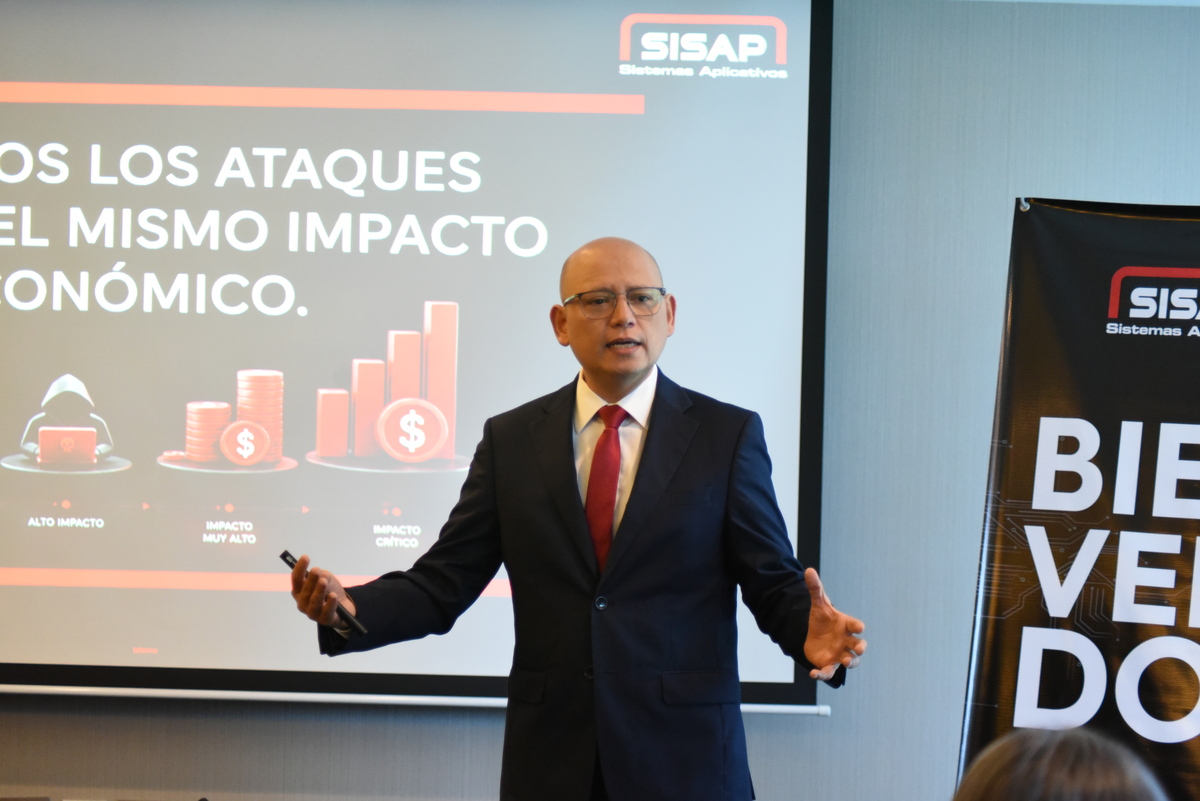 Estuardo Alegría, gerente de servicios profesionales de SISAP, durante conferencia de prensa. Foto: José Orozco/La Hora.