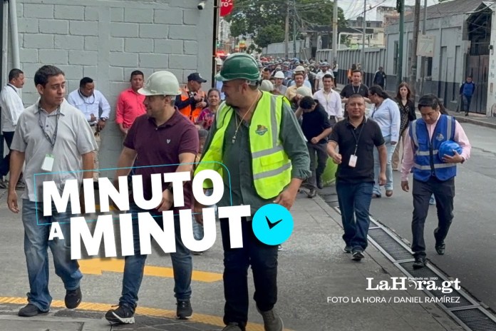 Con el paso del fuerte sismo en horas de la mañana, trabajadores de edificios públicos y privados atendieron los protocolos de seguridad. Foto La Hora: Daniel Ramírez