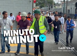 Con el paso del fuerte sismo en horas de la mañana, trabajadores de edificios públicos y privados atendieron los protocolos de seguridad. Foto La Hora: Daniel Ramírez