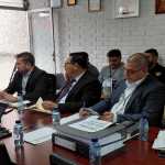 El subdirector del Sistema Penitenciario, Melvin Rosales, centro, comenta la elaboración de dictámenes para el manual de puestos y salarios para guardias penitenciarios. Foto: La Hora