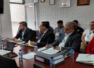 El subdirector del Sistema Penitenciario, Melvin Rosales, centro, comenta la elaboración de dictámenes para el manual de puestos y salarios para guardias penitenciarios. Foto: La Hora