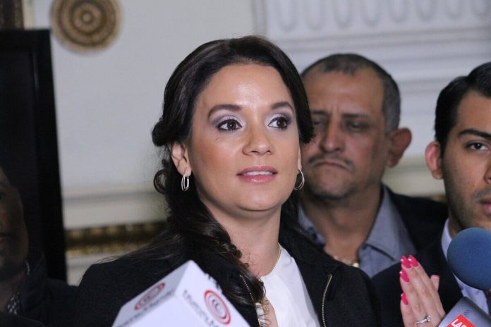 stella alonzo La CC rechazó una apelación al MP y PGN con la que de momento beneficia a la exdiputada Stella Alonzo para que no enfrente juicio por supuestos actos de corrupción. Foto La Hora: Archivo