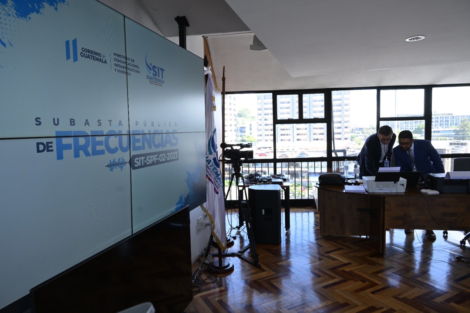 Las autoridades tienen menos de dos meses para decidir si reclaman la lesividad de las adjudicaciones hechas en 2023 a Tigo y Claro.