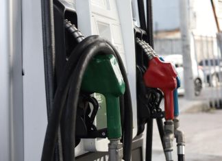 En varias estaciones de servicio de la capital ya se ve reflejado el cambio de precio por el galón de combustible luego de finalizar el subsidio a los carburantes este 2 de julio. Foto: La Hora/ EFE/EPA/CHRIS TORRES