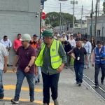 Con el paso del fuerte sismo en horas de la mañana, trabajadores de edificios públicos y privados atendieron los protocolos de seguridad. Foto La Hora: Daniel Ramírez