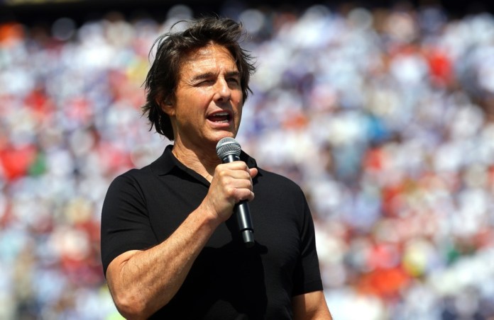 El actor estadounidense Tom Cruise se dirige al público durante la ceremonia de clausura de la final de la Copa Mundial de la FIFA 2026.