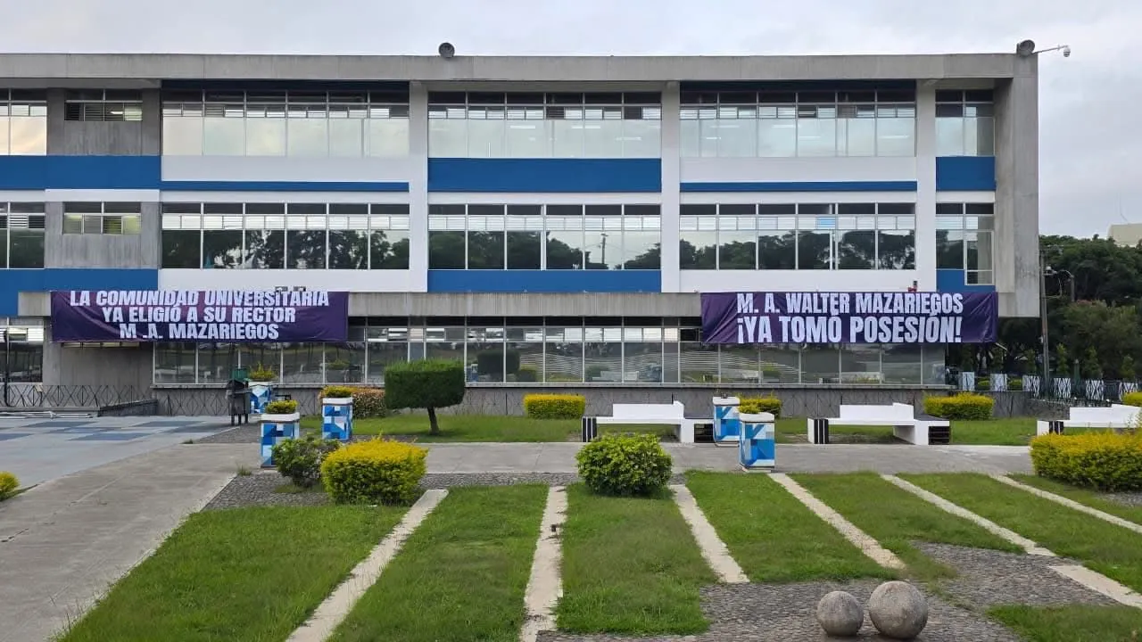 Mantas colocadas en la DIGA, en celebración por la continuidad de Walter Mazariegos en la rectoría de la Usac.