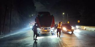 Tráiler varado bloquea carril en la cuesta de Villa Lobos hacia la capital Cuesta de Villa Lobos