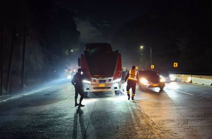 Tráiler varado bloquea carril en la cuesta de Villa Lobos hacia la capital Cuesta de Villa Lobos
