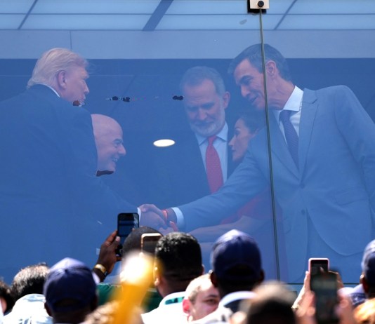 El presidente Trump, el rey de España y el presidente de España, se saludaron al iniciar el encuentro. Foto La Hora: EFE
