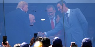 Presidente Donald Trump saluda a Felipe VI y Pedro Sánchez en el palco del MetLife El presidente Trump, el rey de España y el presidente de España, se saludaron al iniciar el encuentro. Foto La Hora: EFE