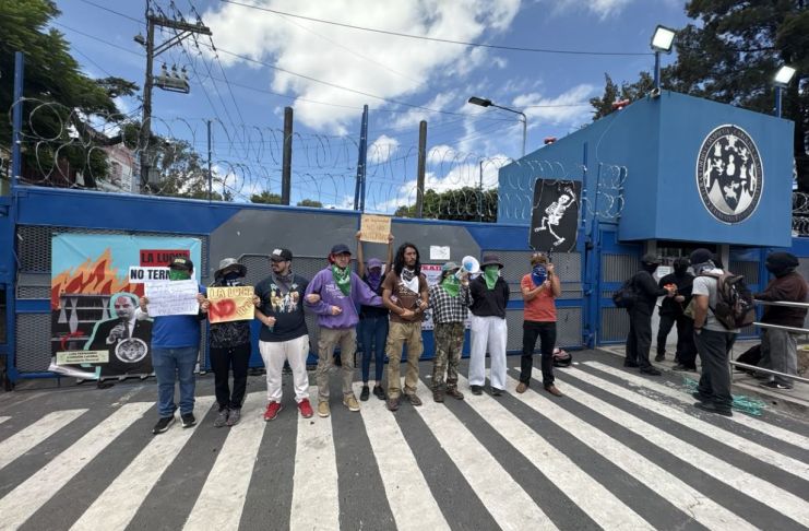 Walter Mazariegos tomó posesión como rector de la Usac, consumando un segundo fraude, en medio de manifestaciones de opositores y simpatizantes, controles de ingreso y presencia policial. Foto La Hora: José Orozco