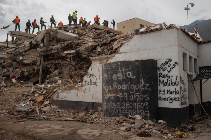 Luego de un desastre natural, los gobiernos suelen aumentar el gasto en rescate, reconstrucción y ayudas a los afectados, esto puede elevar el déficit. Foto La Hora: EFE