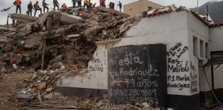 Luego de un desastre natural, los gobiernos suelen aumentar el gasto en rescate, reconstrucción y ayudas a los afectados, esto puede elevar el déficit. Foto La Hora: EFE