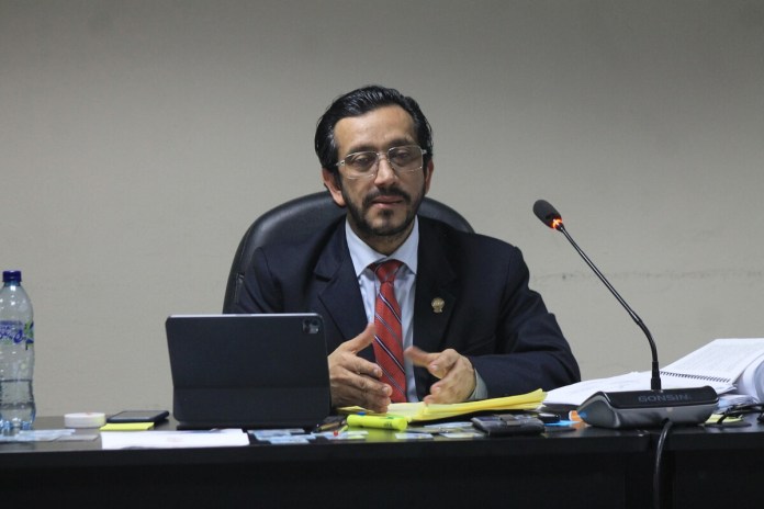 Tras la octava suspensión de la audiencia para cumplir con una orden de la CC, familias afetadas del Cambray, denunciarán a juez Victor Cruz. Foto La Hora: Daniel Ramírez