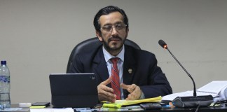 Tras la octava suspensión de la audiencia para cumplir con una orden de la CC, familias afetadas del Cambray, denunciarán a juez Victor Cruz. Foto La Hora: Daniel Ramírez