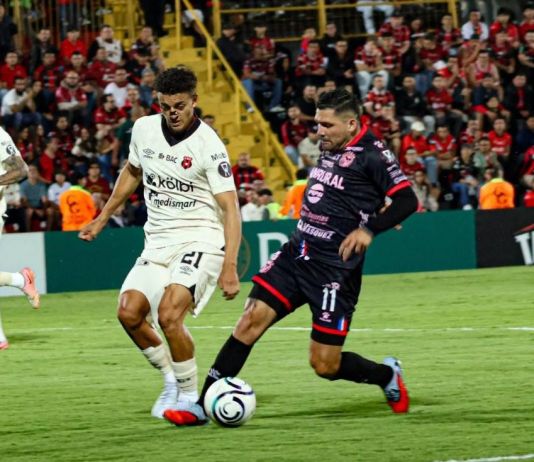 Xelajú MC no pudo defender el empate a cero en su visita a Costa Rica y terminó perdiendo el duelo ante la Liga Deportiva Alajuelense. Foto La Hora: Xelajú MC.