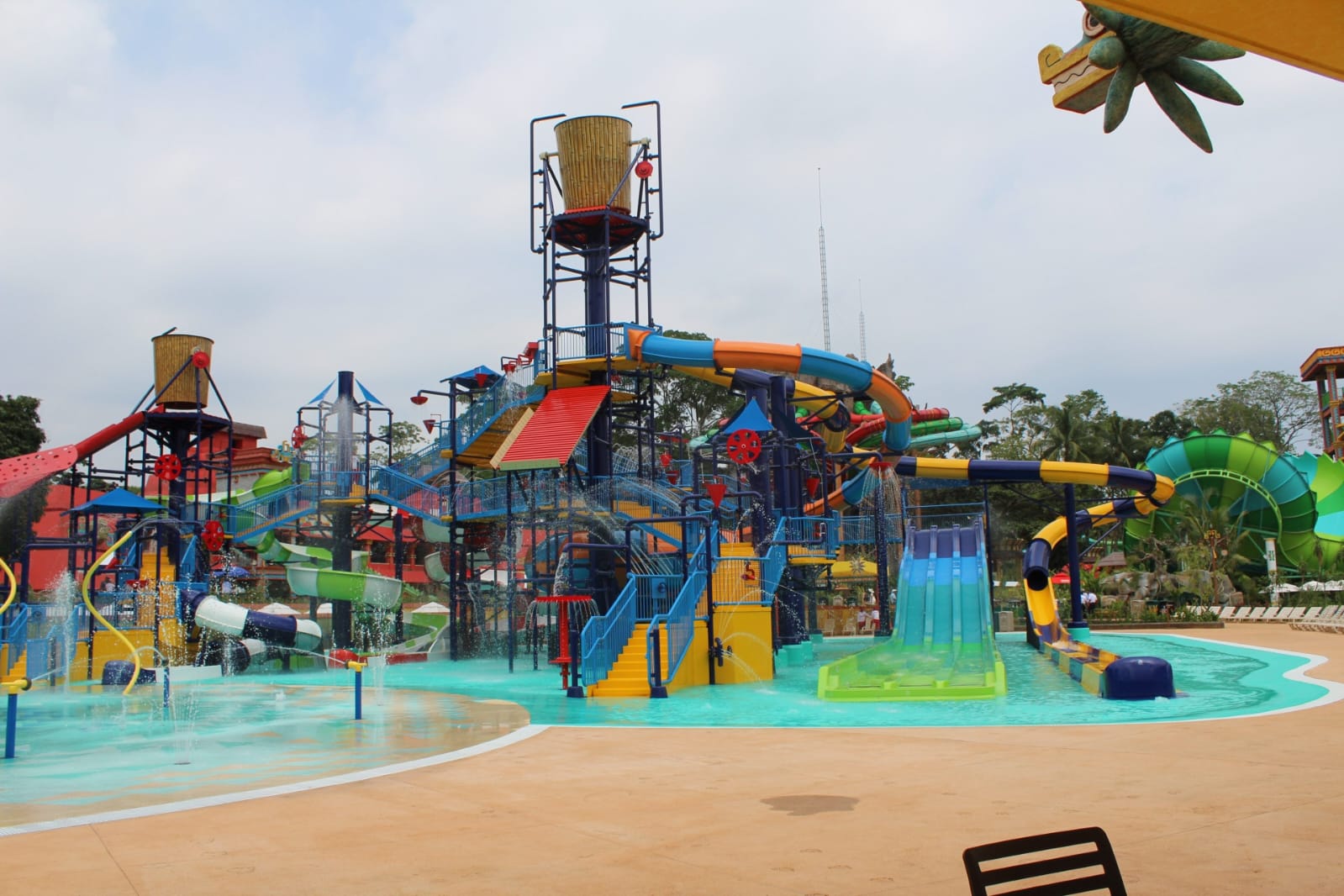 Atracciones del parque acuático Xetulhá, con toboganes, caídas de agua y resbaladillas más pequeñas.