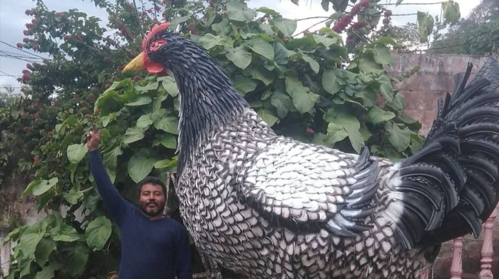 El artesano sobresalió en el municipio de Cuilapa, Santa Rosa, por sus distintas figuras elaboradas con llantas recicladas. Foto La Hora: Casa de la Cultura Cuilapa
