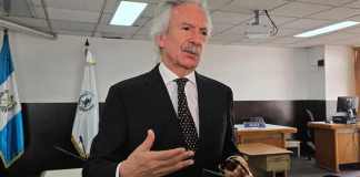 El periodista José Rubén Zamora se presentó ante el Tribunal Noveno de Sentencia Penal a solicitar permiso para someterce a un procedimiento médico fuera de guatemala. Foto La Hora: Sergio Osegueda