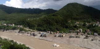 Nepal inicia entierro de victimas por inundaciones tras no poder ser identificadas ante la descomposición de los cuerpos Nepal ha dado inicio al entierro de victimas no identificadas tras las inundinaciones vividas el pasado miercoles.