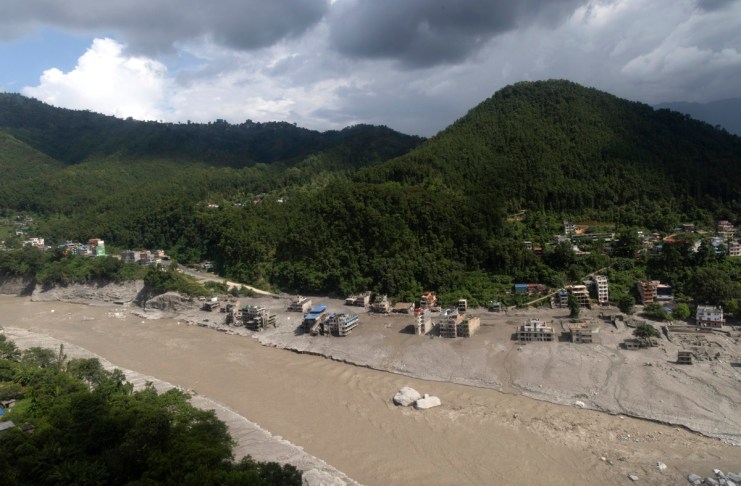 Nepal ha dado inicio al entierro de victimas no identificadas tras las inundinaciones vividas el pasado miercoles.