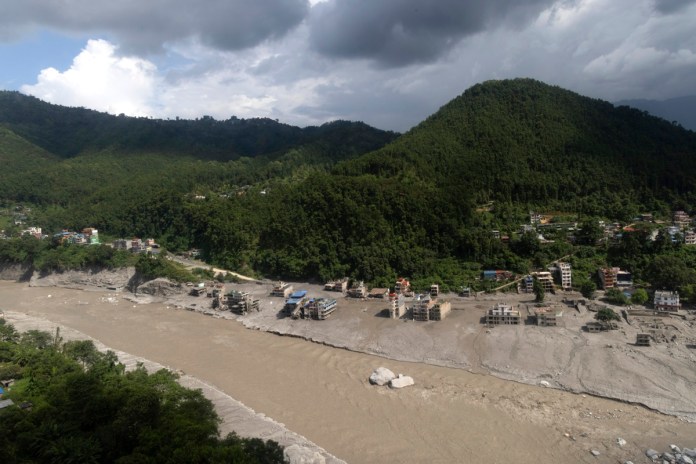 Altas temperaturas están elevando el riesgo de desprendimiento de glaciares en el Himalaya Nepal ha dado inicio al entierro de victimas no identificadas tras las inundinaciones vividas el pasado miercoles.