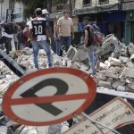 Un grupo de voluntarios fue captado este 12 de agosto al realizar labores de búsqueda de víctimas en edificaciones destruidas por el terremoto de magnitud 7,4 del pasado lunes, en Pereira (Colombia). Foto La Hora: EFE