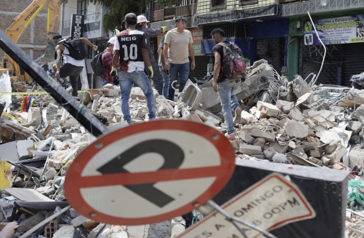Un grupo de voluntarios fue captado este 12 de agosto al realizar labores de búsqueda de víctimas en edificaciones destruidas por el terremoto de magnitud 7,4 del pasado lunes, en Pereira (Colombia). Foto La Hora: EFE