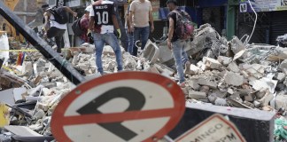 La ONU prepara fondos de emergencia para Colombia y anticipa necesidades «muy serias» por el terremoto Un grupo de voluntarios fue captado este 12 de agosto al realizar labores de búsqueda de víctimas en edificaciones destruidas por el terremoto de magnitud 7,4 del pasado lunes, en Pereira (Colombia). Foto La Hora: EFE