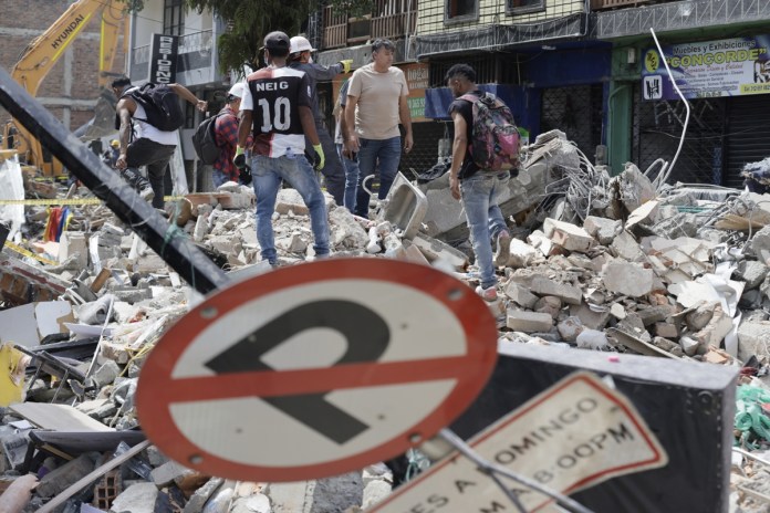 La ONU prepara fondos de emergencia para Colombia y anticipa necesidades Un grupo de voluntarios fue captado este 12 de agosto al realizar labores de búsqueda de víctimas en edificaciones destruidas por el terremoto de magnitud 7,4 del pasado lunes, en Pereira (Colombia). Foto La Hora: EFE
