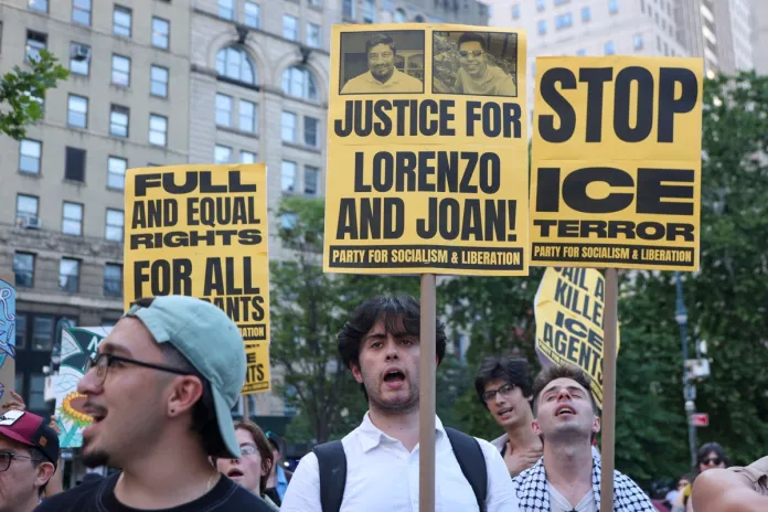 Demócratas concluyen que agentes de ICE ocultaron pruebas en muerte inmigrante en Houston Imagen de archivo de protestas contra ICE por muerte de migrante mexicano en Texas. Foto La Hora: EFE