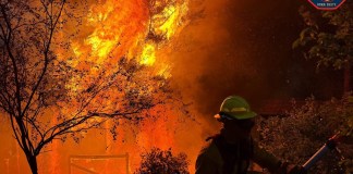 Archivo de un bombero combatiendo un incendio forestal en EE. UU. Foto La Hora: EFE
