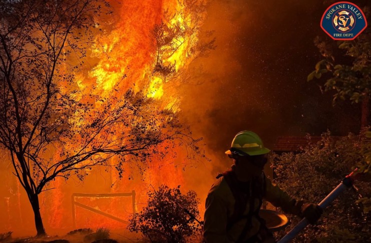 EE. UU. en máximo nivel de alerta por incendios forestales ante 94 grandes focos activos Archivo de un bombero combatiendo un incendio forestal en EE. UU. Foto La Hora: EFE