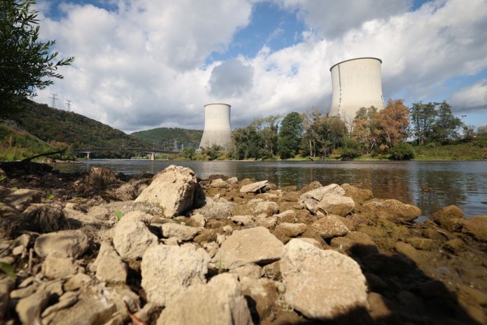 Imagen de la semana pasada de la central nuclear de Chooz y del río Mosa, cerca de Chooz, en el noreste de Francia. Foto La Hora: EFE