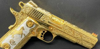 Fotografía divulgada por la Fiscalía del Distrito Sur de Florida que muestra una pistola de oro confiscada a un ciudadano hondureño. Foto La Hora: EFE